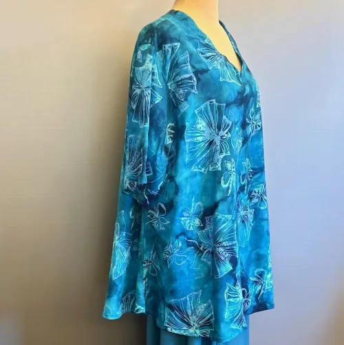 Batik Tunika Model Kucing - Blå Fleur, blå, blau 72, batiktryk, batikfarve, vidde, løs, rummelig, tunika, bluse, glatvævet, kunsthåndværk, håndfarvet, håndtrykt, holdbar, natur, fibre, materiale, åndbar, storpige, curvy, store, størrelser, piger, unik, diva, særlig, holdbar, bæredygtig, økologisk, bomuld, viskose, biti, ribe, havfarver, fest, hverdag