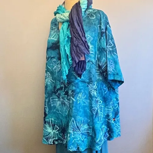 Batik Tunika Model Kucing - Blå Fleur, blå, blau 72, batiktryk, batikfarve, vidde, løs, rummelig, tunika, bluse, glatvævet, kunsthåndværk, håndfarvet, håndtrykt, holdbar, natur, fibre, materiale, åndbar, storpige, curvy, store, størrelser, piger, unik, diva, særlig, holdbar, bæredygtig, økologisk, bomuld, viskose, biti, ribe, havfarver, fest, hverdag