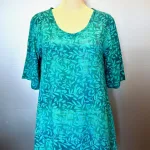 Batikbluse 141 A-facon - Løv Turkis, lang, let, luftig, vidde, a-snit, a-form, a-model, chiffon, kortærmet, korte, ærmer, fest, festbluse, t-shirt, behagelig, klædelig, natur, silke, bomuld, viskose, rayon, batikfarvet, batik, tryk, holdbar, bæredygtig, miljøbevidst, bio, økologisk, tunika, sommer, forår, friske, farver, blå, turkis, havfarver, unikat, biti, ribe,,aw, topat