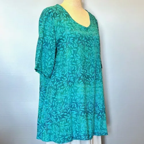 Batikbluse 141 A-facon - Løv Turkis, lang, let, luftig, vidde, a-snit, a-form, a-model, chiffon, kortærmet, korte, ærmer, fest, festbluse, t-shirt, behagelig, klædelig, natur, silke, bomuld, viskose, rayon, batikfarvet, batik, tryk, holdbar, bæredygtig, miljøbevidst, bio, økologisk, tunika, sommer, forår, friske, farver, blå, turkis, havfarver, unikat, biti, ribe,,aw, topat