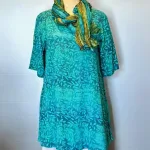 Batikbluse 141 A-facon - Løv Turkis, lang, let, luftig, vidde, a-snit, a-form, a-model, chiffon, kortærmet, korte, ærmer, fest, festbluse, t-shirt, behagelig, klædelig, natur, silke, bomuld, viskose, rayon, batikfarvet, batik, tryk, holdbar, bæredygtig, miljøbevidst, bio, økologisk, tunika, sommer, forår, friske, farver, blå, turkis, havfarver, unikat, biti, ribe,,aw, topat