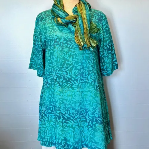 Batikbluse 141 A-facon - Løv Turkis, lang, let, luftig, vidde, a-snit, a-form, a-model, chiffon, kortærmet, korte, ærmer, fest, festbluse, t-shirt, behagelig, klædelig, natur, silke, bomuld, viskose, rayon, batikfarvet, batik, tryk, holdbar, bæredygtig, miljøbevidst, bio, økologisk, tunika, sommer, forår, friske, farver, blå, turkis, havfarver, unikat, biti, ribe,,aw, topat