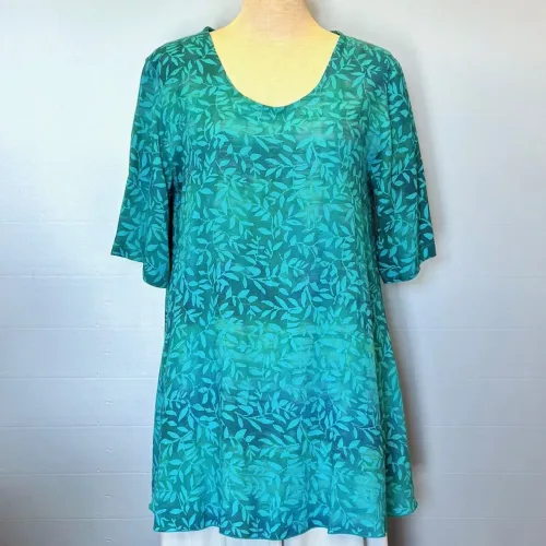 Batikbluse 141 A-facon - Løv Turkis, lang, let, luftig, vidde, a-snit, a-form, a-model, chiffon, kortærmet, korte, ærmer, fest, festbluse, t-shirt, behagelig, klædelig, natur, silke, bomuld, viskose, rayon, batikfarvet, batik, tryk, holdbar, bæredygtig, miljøbevidst, bio, økologisk, tunika, sommer, forår, friske, farver, blå, turkis, havfarver, unikat, biti, ribe,,aw, topat