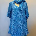 Batikbluse 141 A-facon - Rose Kongeblå, blomster, royal, blue, koboltblå, ren, klar, flot, let, lang, a-snit, a-form, a-facon, vidde, halvlange ærmer, fest, festbluse, sommerbluse, sommerlig, festlig, holdbar, kvalitet, bæredygtig, naturfibre, natur, biologisk, bomuld, viskose, hndtrykt, batikfarve, batiktryk, chiffon, silke, flotlet, åndbar, store, små, størrelser, til bukser, slankende, smart, biti, ribe, uikat