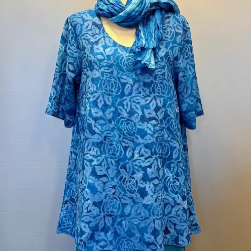 Batikbluse 141 A-facon - Rose Kongeblå, blomster, royal, blue, koboltblå, ren, klar, flot, let, lang, a-snit, a-form, a-facon, vidde, halvlange ærmer, fest, festbluse, sommerbluse, sommerlig, festlig, holdbar, kvalitet, bæredygtig, naturfibre, natur, biologisk, bomuld, viskose, hndtrykt, batikfarve, batiktryk, chiffon, silke, flotlet, åndbar, store, små, størrelser, til bukser, slankende, smart, biti, ribe, uikat