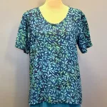 Batikbluse Model 164 - Løv Blå Grøn, kelor, kortærmet, vævet, t-shirt, lille, klædelig enkel, lækker, let, åndbar, fest, festbluse, hverdags, bæredygtig, holdbar, kvalitet, batiktryk, batikfarvet, ægte, bio, økologisk, smart, kort, klassisk, særlig, kunsthåndværk, unika, unikat, biti,ribe, blå, organisk,