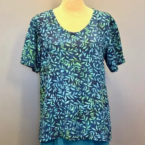 Batikbluse Model 164 - Løv Blå Grøn, kelor, kortærmet, vævet, t-shirt, lille, klædelig enkel, lækker, let, åndbar, fest, festbluse, hverdags, bæredygtig, holdbar, kvalitet, batiktryk, batikfarvet, ægte, bio, økologisk, smart, kort, klassisk, særlig, kunsthåndværk, unika, unikat, biti,ribe, blå, organisk,