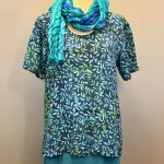 Batikbluse Model 164 - Løv Blå Grøn, kelor, kortærmet, vævet, t-shirt, lille, klædelig enkel, lækker, let, åndbar, fest, festbluse, hverdags, bæredygtig, holdbar, kvalitet, batiktryk, batikfarvet, ægte, bio, økologisk, smart, kort, klassisk, særlig, kunsthåndværk, unika, unikat, biti,ribe, blå, organisk,