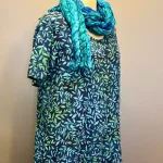 Batikbluse Model 164 - Løv Blå Grøn, kelor, kortærmet, vævet, t-shirt, lille, klædelig enkel, lækker, let, åndbar, fest, festbluse, hverdags, bæredygtig, holdbar, kvalitet, batiktryk, batikfarvet, ægte, bio, økologisk, smart, kort, klassisk, særlig, kunsthåndværk, unika, unikat, biti,ribe, blå, organisk,