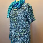 Batikbluse Model 164 - Løv Blå Grøn, kelor, kortærmet, vævet, t-shirt, lille, klædelig enkel, lækker, let, åndbar, fest, festbluse, hverdags, bæredygtig, holdbar, kvalitet, batiktryk, batikfarvet, ægte, bio, økologisk, smart, kort, klassisk, særlig, kunsthåndværk, unika, unikat, biti,ribe, blå, organisk,
