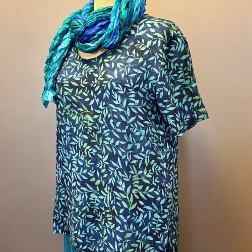 Batikbluse Model 164 - Løv Blå Grøn, kelor, kortærmet, vævet, t-shirt, lille, klædelig enkel, lækker, let, åndbar, fest, festbluse, hverdags, bæredygtig, holdbar, kvalitet, batiktryk, batikfarvet, ægte, bio, økologisk, smart, kort, klassisk, særlig, kunsthåndværk, unika, unikat, biti,ribe, blå, organisk,