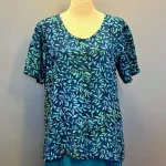 Batikbluse Model 164 - Løv Blå Grøn, kelor, kortærmet, vævet, t-shirt, lille, klædelig enkel, lækker, let, åndbar, fest, festbluse, hverdags, bæredygtig, holdbar, kvalitet, batiktryk, batikfarvet, ægte, bio, økologisk, smart, kort, klassisk, særlig, kunsthåndværk, unika, unikat, biti,ribe, blå, organisk,