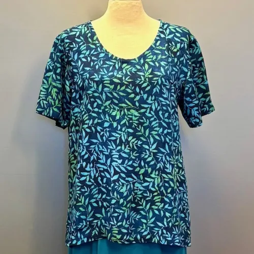 Batikbluse Model 164 - Løv Blå Grøn, kelor, kortærmet, vævet, t-shirt, lille, klædelig enkel, lækker, let, åndbar, fest, festbluse, hverdags, bæredygtig, holdbar, kvalitet, batiktryk, batikfarvet, ægte, bio, økologisk, smart, kort, klassisk, særlig, kunsthåndværk, unika, unikat, biti,ribe, blå, organisk,