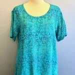 Batikbluse Model 164 - Løv Turkis, kelor, blade, turkis, frisk, havfarver, kortærmet, enkel, klassisk, særlig, vævet, t-shirt, lille, klædelig enkel, lækker, let, åndbar, fest, festbluse, hverdags, bæredygtig, holdbar, kvalitet, batiktryk, batikfarvet, ægte, bio, økologisk, smart, kort, klassisk, særlig, kunsthåndværk, unika, unikat, biti,ribe, blå, organisk,