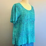 Batikbluse Model 164 - Løv Turkis, kelor, blade, turkis, frisk, havfarver, kortærmet, enkel, klassisk, særlig, vævet, t-shirt, lille, klædelig enkel, lækker, let, åndbar, fest, festbluse, hverdags, bæredygtig, holdbar, kvalitet, batiktryk, batikfarvet, ægte, bio, økologisk, smart, kort, klassisk, særlig, kunsthåndværk, unika, unikat, biti,ribe, blå, organisk,