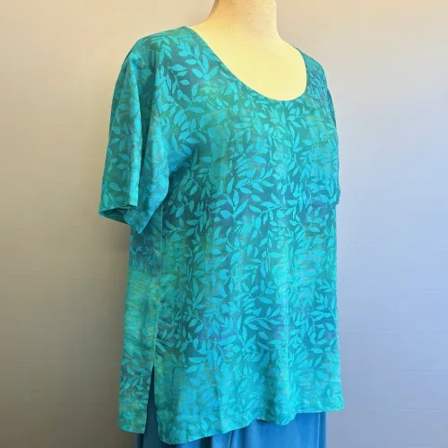 Batikbluse Model 164 - Løv Turkis, kelor, blade, turkis, frisk, havfarver, kortærmet, enkel, klassisk, særlig, vævet, t-shirt, lille, klædelig enkel, lækker, let, åndbar, fest, festbluse, hverdags, bæredygtig, holdbar, kvalitet, batiktryk, batikfarvet, ægte, bio, økologisk, smart, kort, klassisk, særlig, kunsthåndværk, unika, unikat, biti,ribe, blå, organisk,