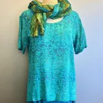 Batikbluse Model 164 - Løv Turkis, kelor, blade, turkis, frisk, havfarver, kortærmet, enkel, klassisk, særlig, vævet, t-shirt, lille, klædelig enkel, lækker, let, åndbar, fest, festbluse, hverdags, bæredygtig, holdbar, kvalitet, batiktryk, batikfarvet, ægte, bio, økologisk, smart, kort, klassisk, særlig, kunsthåndværk, unika, unikat, biti,ribe, blå, organisk,