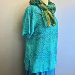 Batikbluse Model 164 - Løv Turkis, kelor, blade, turkis, frisk, havfarver, kortærmet, enkel, klassisk, særlig, vævet, t-shirt, lille, klædelig enkel, lækker, let, åndbar, fest, festbluse, hverdags, bæredygtig, holdbar, kvalitet, batiktryk, batikfarvet, ægte, bio, økologisk, smart, kort, klassisk, særlig, kunsthåndværk, unika, unikat, biti,ribe, blå, organisk,