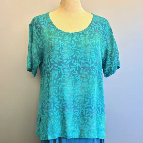 Batikbluse Model 164 - Løv Turkis, kelor, blade, turkis, frisk, havfarver, kortærmet, enkel, klassisk, særlig, vævet, t-shirt, lille, klædelig enkel, lækker, let, åndbar, fest, festbluse, hverdags, bæredygtig, holdbar, kvalitet, batiktryk, batikfarvet, ægte, bio, økologisk, smart, kort, klassisk, særlig, kunsthåndværk, unika, unikat, biti,ribe, blå, organisk,
