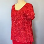 Batikbluse Model 183 - Løv Rød, kelor, firered, tomato, rigtig, rød, postkasse, topat, schäfer, unikat, natur, let, elegant, feminin, bluse, festbluse, smuk, røde, nuancer, farver, klædelig, talje, timeglas, kort, yndig, særlig, batik, tryk, farvet, biti, ribe, bæredygtig, holdbar, kvalitet, natur,