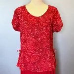 Batikbluse Model 183 - Løv Rød, kelor, firered, tomato, rigtig, rød, postkasse, topat, schäfer, unikat, natur, let, elegant, feminin, bluse, festbluse, smuk, røde, nuancer, farver, klædelig, talje, timeglas, kort, yndig, særlig, batik, tryk, farvet, biti, ribe, bæredygtig, holdbar, kvalitet, natur,