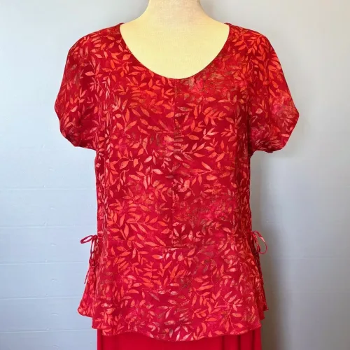 Batikbluse Model 183 - Løv Rød, kelor, firered, tomato, rigtig, rød, postkasse, topat, schäfer, unikat, natur, let, elegant, feminin, bluse, festbluse, smuk, røde, nuancer, farver, klædelig, talje, timeglas, kort, yndig, særlig, batik, tryk, farvet, biti, ribe, bæredygtig, holdbar, kvalitet, natur,