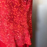 Batikbluse Model 183 - Løv Rød, kelor, firered, tomato, rigtig, rød, postkasse, topat, schäfer, unikat, natur, let, elegant, feminin, bluse, festbluse, smuk, røde, nuancer, farver, klædelig, talje, timeglas, kort, yndig, særlig, batik, tryk, farvet, biti, ribe, bæredygtig, holdbar, kvalitet, natur,