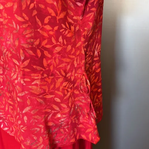 Batikbluse Model 183 - Løv Rød, kelor, firered, tomato, rigtig, rød, postkasse, topat, schäfer, unikat, natur, let, elegant, feminin, bluse, festbluse, smuk, røde, nuancer, farver, klædelig, talje, timeglas, kort, yndig, særlig, batik, tryk, farvet, biti, ribe, bæredygtig, holdbar, kvalitet, natur,