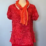 Batikbluse Model 183 - Løv Rød, kelor, firered, tomato, rigtig, rød, postkasse, topat, schäfer, unikat, natur, let, elegant, feminin, bluse, festbluse, smuk, røde, nuancer, farver, klædelig, talje, timeglas, kort, yndig, særlig, batik, tryk, farvet, biti, ribe, bæredygtig, holdbar, kvalitet, natur,