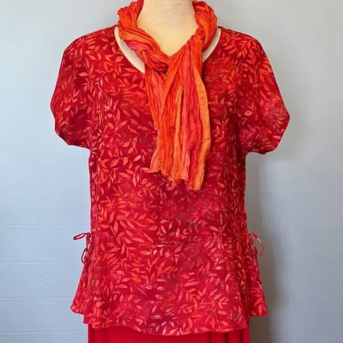 Batikbluse Model 183 - Løv Rød, kelor, firered, tomato, rigtig, rød, postkasse, topat, schäfer, unikat, natur, let, elegant, feminin, bluse, festbluse, smuk, røde, nuancer, farver, klædelig, talje, timeglas, kort, yndig, særlig, batik, tryk, farvet, biti, ribe, bæredygtig, holdbar, kvalitet, natur,