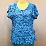 Batikbluse Model 183 - Rose Kongeblå, koblt, blå, klar, roser, tryk, batktryk, batikfarvet, holdbar, feminin, figur, timeglas, talje, kort, klædelig, festbluse, festtøj, elegant, smuk, særlig, natur, fibre, materiale, åndbar, lækker, let, tynd, sommerbluse, sommerlig, unika, håndlavet, biti, ribe, unikat,