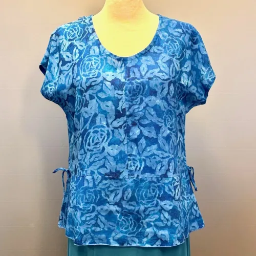 Batikbluse Model 183 - Rose Kongeblå, koblt, blå, klar, roser, tryk, batktryk, batikfarvet, holdbar, feminin, figur, timeglas, talje, kort, klædelig, festbluse, festtøj, elegant, smuk, særlig, natur, fibre, materiale, åndbar, lækker, let, tynd, sommerbluse, sommerlig, unika, håndlavet, biti, ribe, unikat,