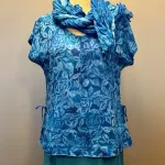 Batikbluse Model 183 - Rose Kongeblå, koblt, blå, klar, roser, tryk, batktryk, batikfarvet, holdbar, feminin, figur, timeglas, talje, kort, klædelig, festbluse, festtøj, elegant, smuk, særlig, natur, fibre, materiale, åndbar, lækker, let, tynd, sommerbluse, sommerlig, unika, håndlavet, biti, ribe, unikat,