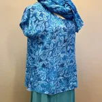 Batikbluse Model 183 - Rose Kongeblå, koblt, blå, klar, roser, tryk, batktryk, batikfarvet, holdbar, feminin, figur, timeglas, talje, kort, klædelig, festbluse, festtøj, elegant, smuk, særlig, natur, fibre, materiale, åndbar, lækker, let, tynd, sommerbluse, sommerlig, unika, håndlavet, biti, ribe, unikat,