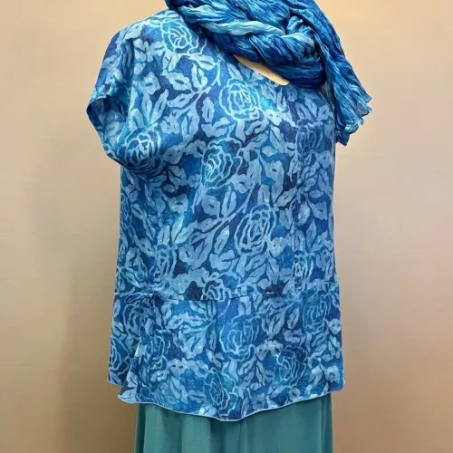 Batikbluse Model 183 - Rose Kongeblå, koblt, blå, klar, roser, tryk, batktryk, batikfarvet, holdbar, feminin, figur, timeglas, talje, kort, klædelig, festbluse, festtøj, elegant, smuk, særlig, natur, fibre, materiale, åndbar, lækker, let, tynd, sommerbluse, sommerlig, unika, håndlavet, biti, ribe, unikat,