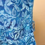 Batikbluse Model 183 - Rose Kongeblå, koblt, blå, klar, roser, tryk, batktryk, batikfarvet, holdbar, feminin, figur, timeglas, talje, kort, klædelig, festbluse, festtøj, elegant, smuk, særlig, natur, fibre, materiale, åndbar, lækker, let, tynd, sommerbluse, sommerlig, unika, håndlavet, biti, ribe, unikat,