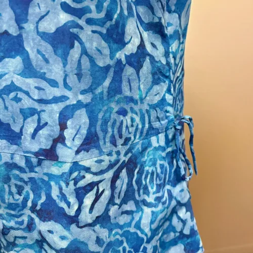 Batikbluse Model 183 - Rose Kongeblå, koblt, blå, klar, roser, tryk, batktryk, batikfarvet, holdbar, feminin, figur, timeglas, talje, kort, klædelig, festbluse, festtøj, elegant, smuk, særlig, natur, fibre, materiale, åndbar, lækker, let, tynd, sommerbluse, sommerlig, unika, håndlavet, biti, ribe, unikat,