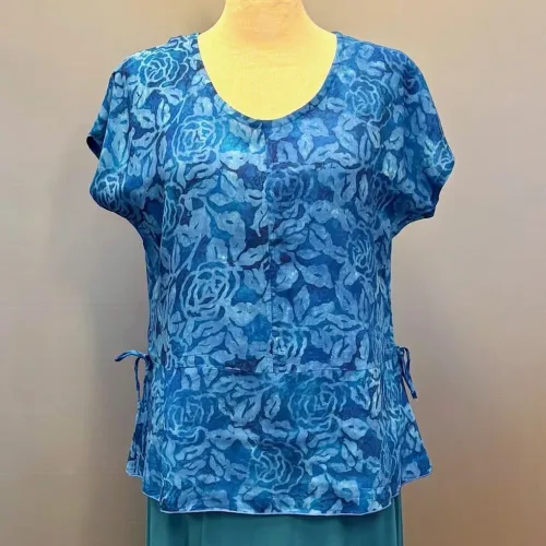 Batikbluse Model 183 - Rose Kongeblå, koblt, blå, klar, roser, tryk, batktryk, batikfarvet, holdbar, feminin, figur, timeglas, talje, kort, klædelig, festbluse, festtøj, elegant, smuk, særlig, natur, fibre, materiale, åndbar, lækker, let, tynd, sommerbluse, sommerlig, unika, håndlavet, biti, ribe, unikat,