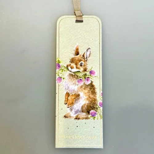 Bogmærke Karton med Kanin, vilde kaniner, rabbit, bm 032, kløver, rødkløver, wrendale, marsvin, kæledyr, hamster, mus, løvehoved, dansk, danmarks, fauna, dyreliv, vild natur, wrendale, bogmærke, læsehest, elsker bøger, gavekort, til bøger, boggave, æseløre, gaveide, naturen, biti, ribe,