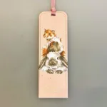 Bogmærke Karton med Kanin og Marsvin, piggy in the middle, dværgkanin, BM 032, wrendale, marsvin, kæledyr, hamster, mus, løvehoved, dansk, danmarks, fauna, dyreliv, vild natur, wrendale, bogmærke, læsehest, elsker bøger, gavekort, til bøger, boggave, æseløre, gaveide, naturen, biti, ribe,