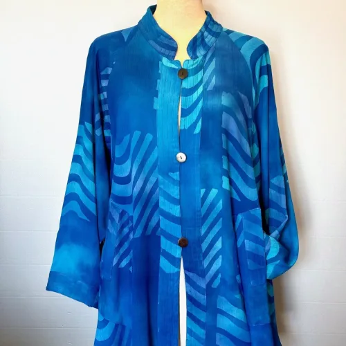 Festjakke i Crepe - Blå Turkis Stripe, grafisk, 2511, blå, kongeblå, royal, blue, kobltblå, crinkle, crash, festjakke, fest, tøj, jakke, festlig, lang, swing, flot, a-snit, a-facon, swinger, langærmet, anvendelig, smuk, klædelig, slankende, rummelig, store, størrelser, piger, curvy, plus, size, blå, turkis, natur, materialer, åndbar, bomuld, viskose, silke, vaskes, let, behagelig, holdbar, kvalitet, speciel, særlig, batik, tryk, farvet, kunstnerisk, kunsthåndværk, bæredygtig, biti, ribe, løgagers, angel cirkle,