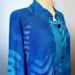 Festjakke i Crepe - Blå Turkis Stripe, grafisk, 2511, blå, kongeblå, royal, blue, kobltblå, crinkle, crash, festjakke, fest, tøj, jakke, festlig, lang, swing, flot, a-snit, a-facon, swinger, langærmet, anvendelig, smuk, klædelig, slankende, rummelig, store, størrelser, piger, curvy, plus, size, blå, turkis, natur, materialer, åndbar, bomuld, viskose, silke, vaskes, let, behagelig, holdbar, kvalitet, speciel, særlig, batik, tryk, farvet, kunstnerisk, kunsthåndværk, bæredygtig, biti, ribe, løgagers, angel cirkle,