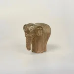Håndskåret Elefant af Træ med Snabel ned, EN-S, lille, træelefant, trædyr, træskærearbejde, håndsnittet, håndlavet, håndskåret, kunst, kunsthåndværk, vilde, dyr, savannen, big five, safari, biti, ribe, elefantfigur
