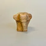 Håndskåret Elefant af Træ med Snabel Ned
