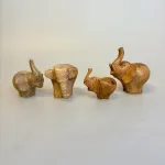 Håndskåret Elefant af Træ med Snabel op - Stor, Håndskåret Elefant af Træ med Snabel ned, EN-S, lille, træelefant, trædyr, træskærearbejde, håndsnittet, håndlavet, håndskåret, kunst, kunsthåndværk, vilde, dyr, savannen, big five, safari, biti, ribe, elefantfigur