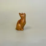 Kat Håndskåret af Træ - Kigger Op XS Brun, c-lu-xs, kat, katte, kattefigur, trækat, træfigur, dyr, af træ, håndlavet, træskærerarbejde, teak, mørkt træ, retro, 60'erne, klassisk, dansk, design, biti, ribe, cool, gaveide, gave