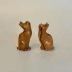 Kat Håndskåret af Træ - Kigger Op XS Brun, c-lu-xs, kat, katte, kattefigur, trækat, træfigur, dyr, af træ, håndlavet, træskærerarbejde, teak, mørkt træ, retro, 60'erne, klassisk, dansk, design, biti, ribe, cool, gaveide, gave