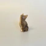 Kat Håndskåret af Træ - Kigger Op XS Grå, suar, c-lu-xs, kat, katte, kattefigur, trækat, træfigur, dyr, af træ, håndlavet, træskærerarbejde, teak, mørkt træ, retro, 60'erne, klassisk, dansk, design, biti, ribe, cool, gaveide, gave