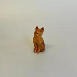 Kat Håndskåret af Træ - Kigger Op XXS Brun, waru, suar, c-lu-mini, Grå, suar, c-lu-xs, kat, katte, kattefigur, trækat, træfigur, dyr, af træ, håndlavet, træskærerarbejde, teak, mørkt træ, retro, 60'erne, klassisk, dansk, design, biti, ribe, cool, gaveide, gave