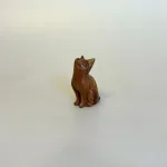 Kat Håndskåret af Træ - Kigger Op XXS Brun, waru, suar, c-lu-mini, Grå, suar, c-lu-xs, kat, katte, kattefigur, trækat, træfigur, dyr, af træ, håndlavet, træskærerarbejde, teak, mørkt træ, retro, 60'erne, klassisk, dansk, design, biti, ribe, cool, gaveide, gave